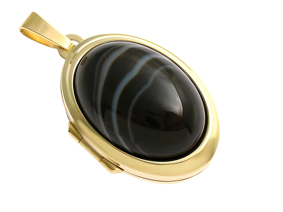 Schwarzer Sardonyx Cabochon in einem eleganten Gold 750 Medaillon, Hersteller Juwelier Harnisch, zeigt eine glänzende Steinoberfläche mit feinen weißen Streifen und zeitlosem Design.