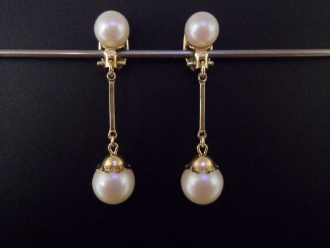 71798-0 Ohrclip in weiß zeitlos mit echter Goldauflage und synthetischer Zuchtperle, Hersteller: Juwelier Harnisch, elegantes Design für stilvolle Anlässe.