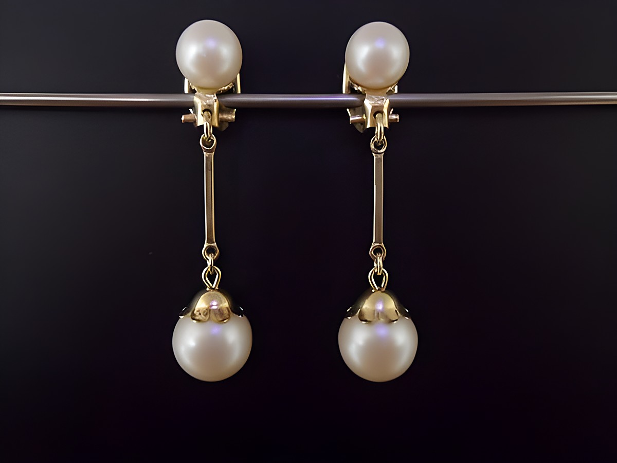 Ohrclip in weiß zeitlos mit echter Goldauflage und synthetischer Zuchtperle, Hersteller: Juwelier Harnisch, elegantes Design für stilvolle Anlässe.