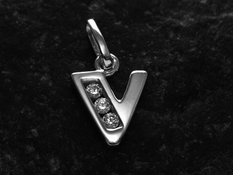 Anhänger in Form des Buchstabens V aus Silber rhodiniert, verziert mit drei Zirkonia, Hersteller Juwelier Harnisch, ideal als persönliches Schmuckstück oder Geschenk.