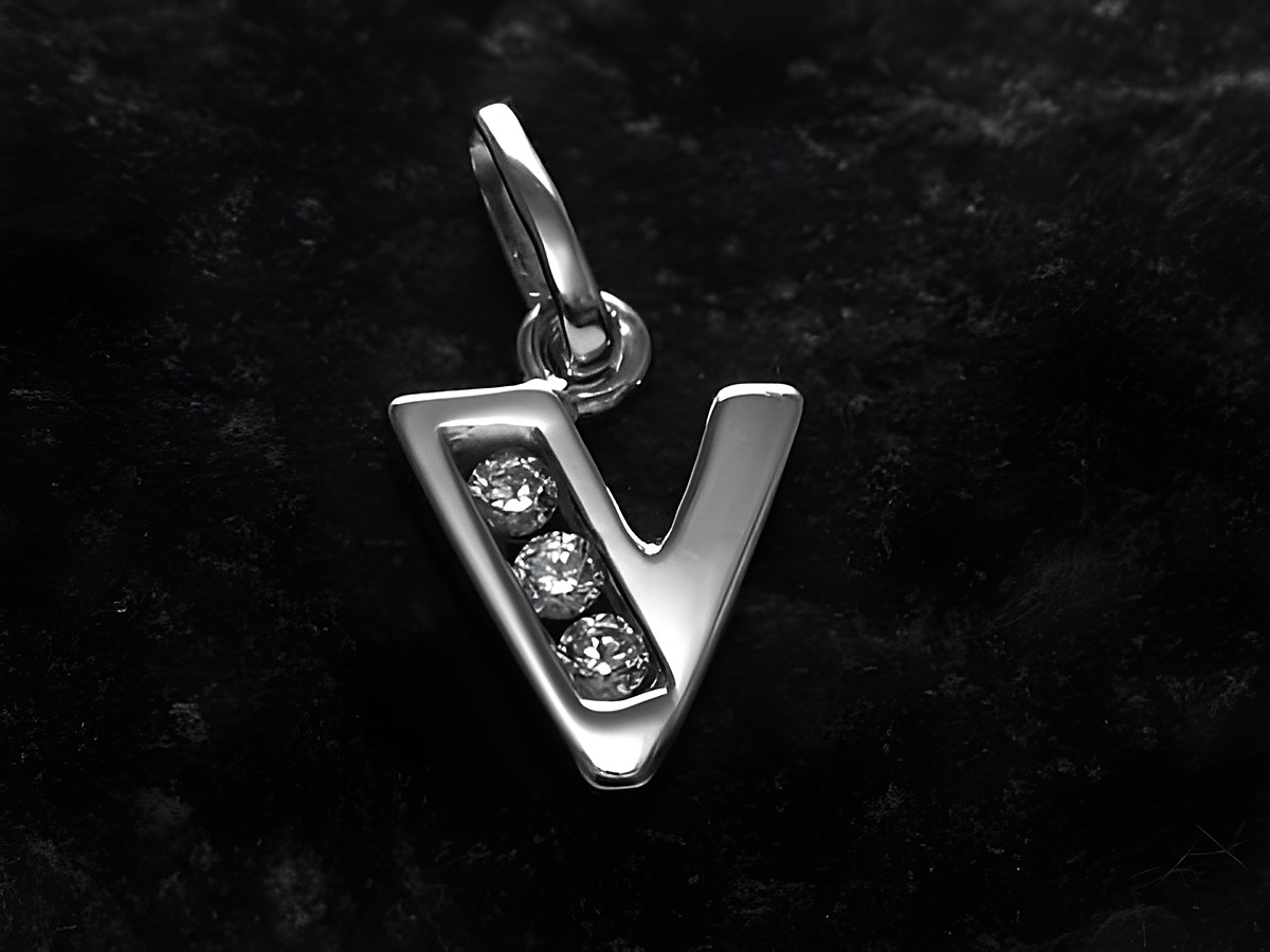 Anhänger in Form des Buchstabens V aus Silber rhodiniert, verziert mit drei Zirkonia, Hersteller Juwelier Harnisch, ideal als persönliches Schmuckstück oder Geschenk.