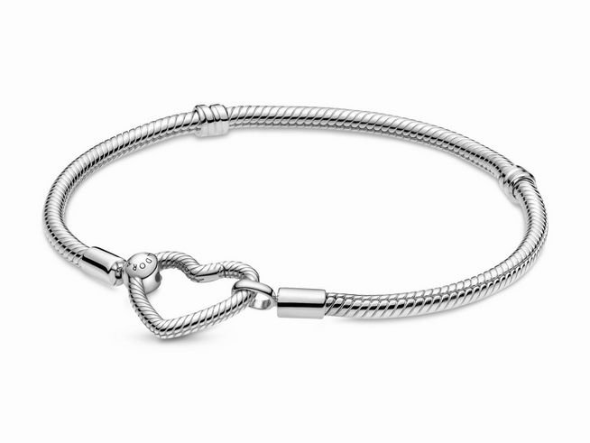Pandora Silber 599539C00-20 Silber Armband mit offenem Herzdesign, 20 cm lang, hochwertiges Silbercharm-Armband ideal für persönliche Stilanpassungen.