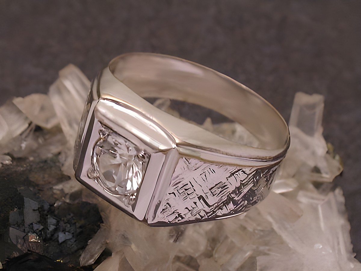 Ausdrucksstarker Goldring aus Weißgold 333 in Größe 57, Hersteller Juwelier Harnisch, bis Größe 58/18,5, mit einem zentralen Stein und kunstvollem Muster.