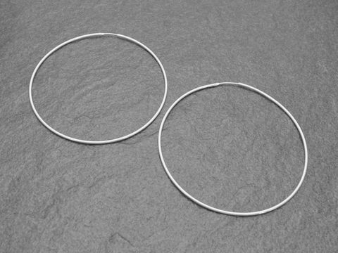 Silber Creolen aus rhodiniertem Sterling Silber mit einem Durchmesser von 7,5 cm und einer Stärke von 1,5 mm, hergestellt von Juwelier Harnisch, ideal für eleganten Schmuck.