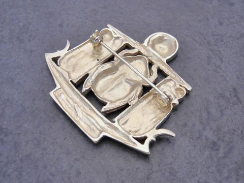 Gold auf Silber Brosche - Ägyptische Sonnenbarke mit Skarabäus von Juwelier Harnisch, kunstvoll gearbeitet und detailreich gestaltet, ideal für anspruchsvolle Schmuckliebhaber.