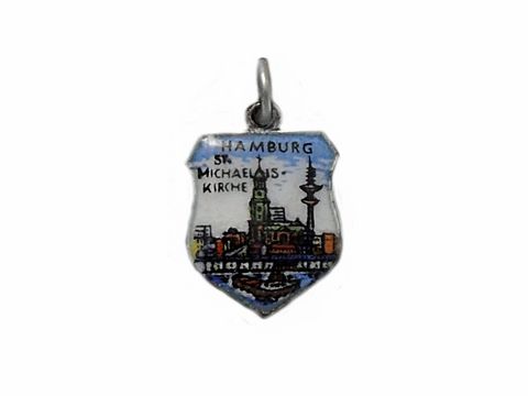 Silber Anhänger mit Wappen von Hamburg, zeigt die St. Michaelis-Kirche und einen Turm, künstlerisch gestaltet, Hersteller Juwelier Harnisch aus Hamburg.