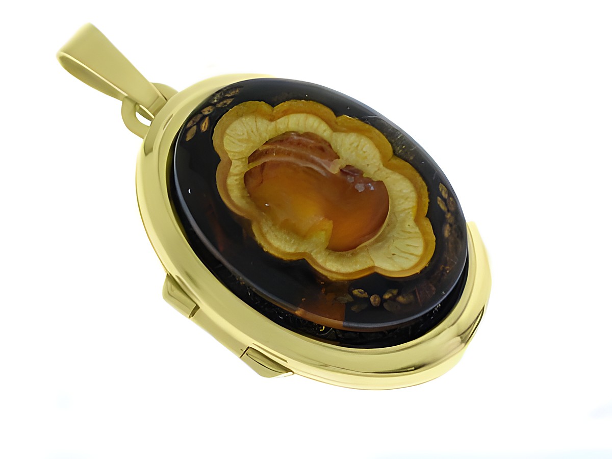 Medaillon mit Cabochon aus Gemme braun in Gold 585, hergestellt von Juwelier Harnisch, filigrane Gestaltung und klassisches Design, ideal als Schmuckstück oder Geschenk.