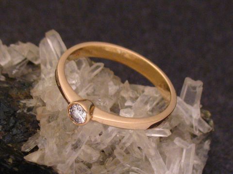 Gold 585 Ring - fine - Brillant - Gr. 58 - Goldring, Hersteller: Juwelier Harnisch, elegant und schlicht auf Kristallen präsentiert.
