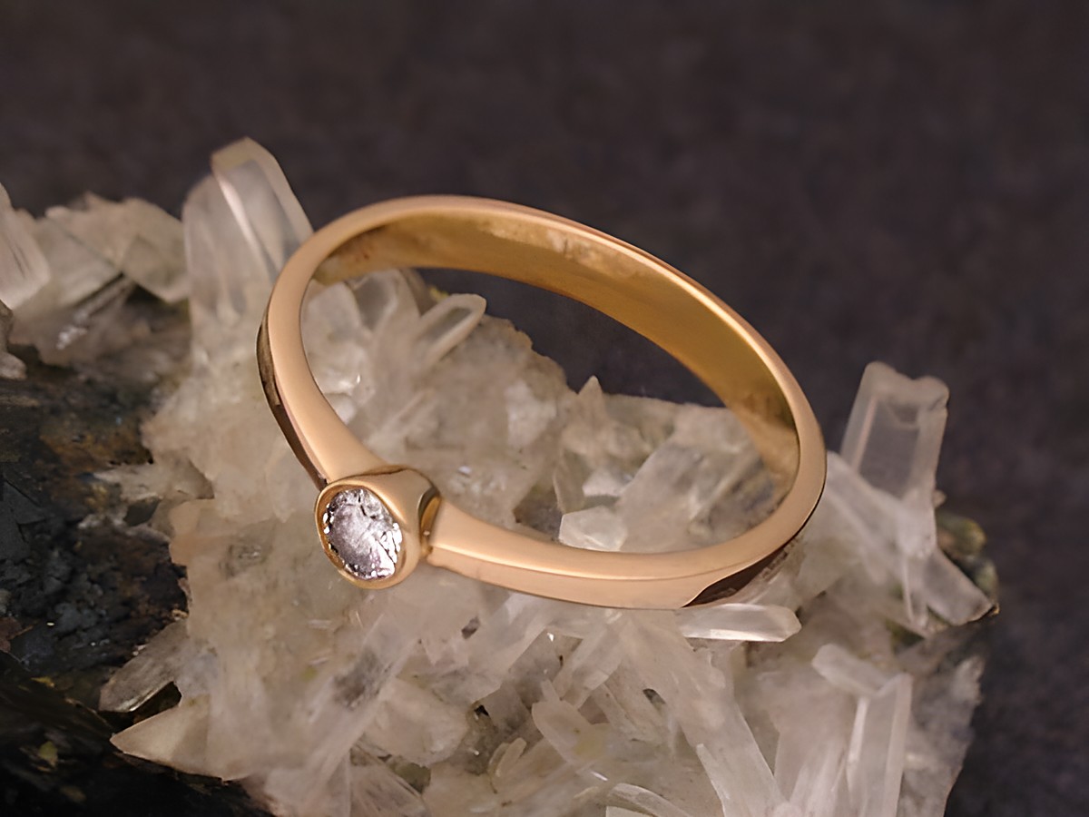 Gold 585 Ring - fine - Brillant - Gr. 58 - Goldring, Hersteller: Juwelier Harnisch, elegant und schlicht auf Kristallen präsentiert.