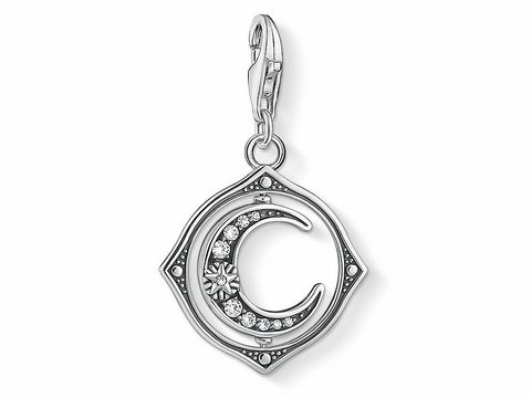 Ein Silberanhänger von Thomas Sabo in Form eines Monds, verziert mit Zirkonia, umgeben von einer stilisierten Sonne und funkelnden Sternen. Perfekt für Anhänger und Charms.
