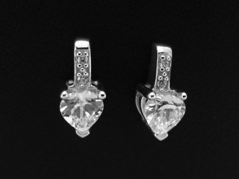 Herz Ohrstecker modisch aus Sterling Silber rhodiniert mit Zirkonia von Juwelier Harnisch, elegant und funkelnd, ideal für besondere Anlässe oder den Alltag.