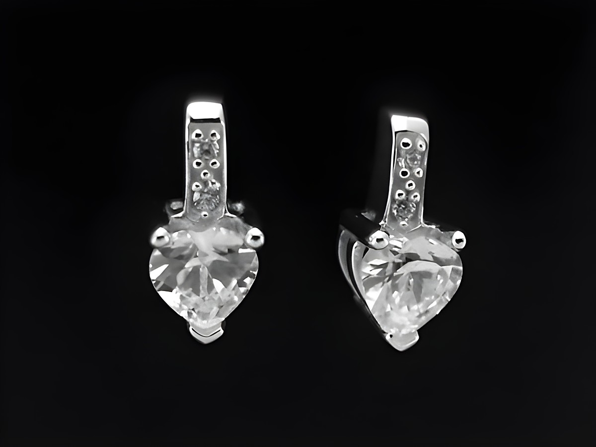 Herz Ohrstecker modisch aus Sterling Silber rhodiniert mit Zirkonia von Juwelier Harnisch, elegant und funkelnd, ideal für besondere Anlässe oder den Alltag.