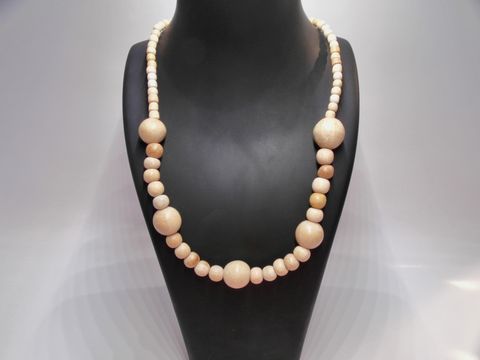 Holzkette aus 16 mm großen, naturbraunen Kugeln in einem 60 cm langen Design, hergestellt von Juwelier Harnisch, ideal für einen natürlichen Schmuckstil.
