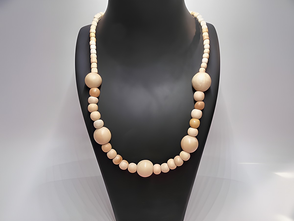 Holzkette aus 16 mm großen, naturbraunen Kugeln in einem 60 cm langen Design, hergestellt von Juwelier Harnisch, ideal für einen natürlichen Schmuckstil.