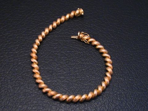 Gold Armband 19 cm DESIGN Gold 585 vom Hersteller Juwelier Harnisch. Das Armband hat eine gedrehte Form und einen sicheren Verschluss. Elegantes Schmuckstück für besondere Anlässe.