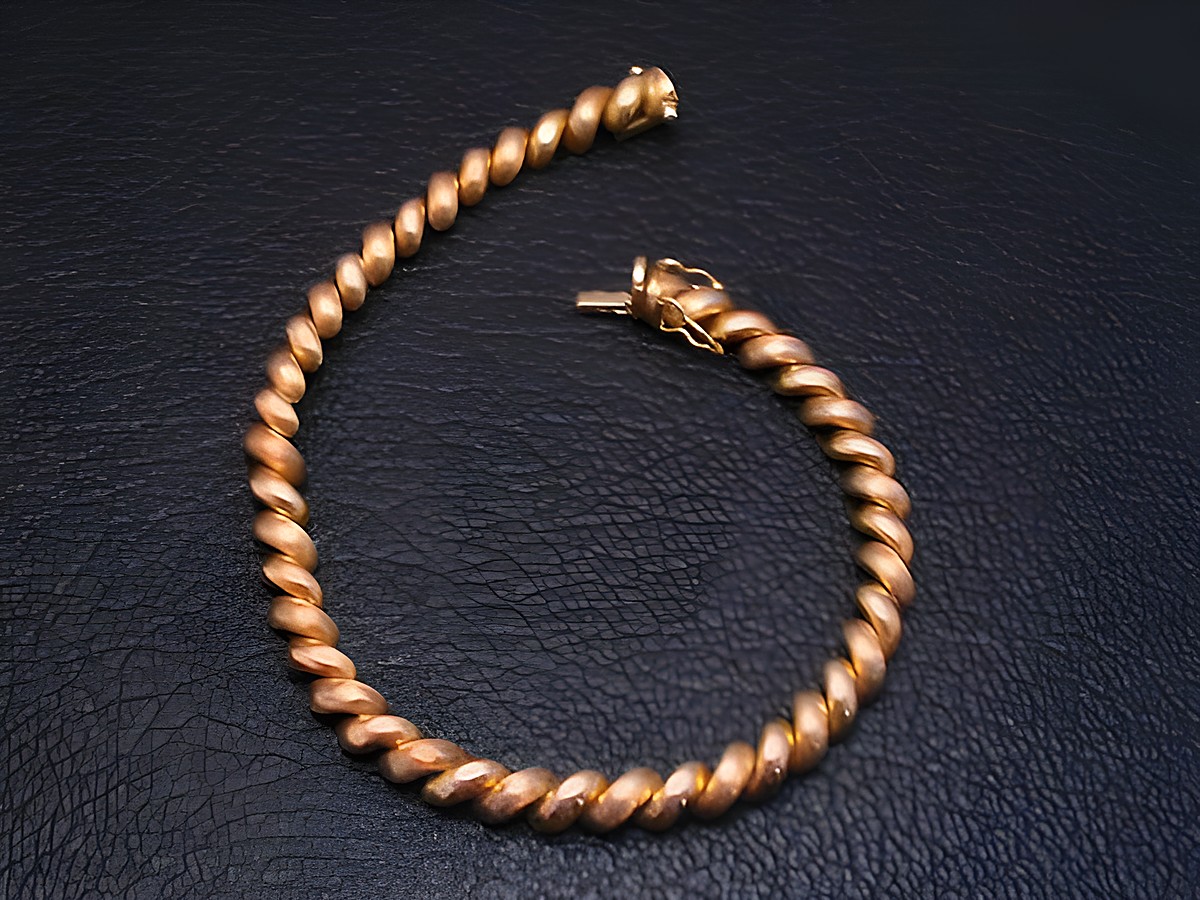 Gold Armband 19 cm DESIGN Gold 585 vom Hersteller Juwelier Harnisch. Das Armband hat eine gedrehte Form und einen sicheren Verschluss. Elegantes Schmuckstück für besondere Anlässe.