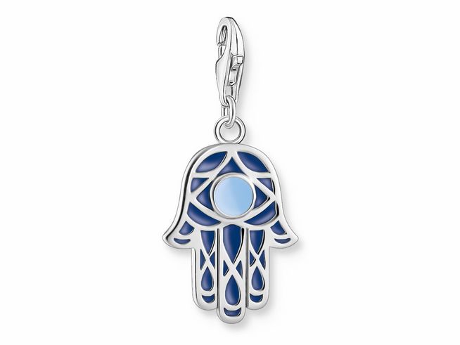 56972576-0 Charm-Anhänger in Form einer Hand mit einem Auge, aus Silber und blauer Emaille, von Thomas Sabo, Modell 2020-007-1, Neuheit 2023.