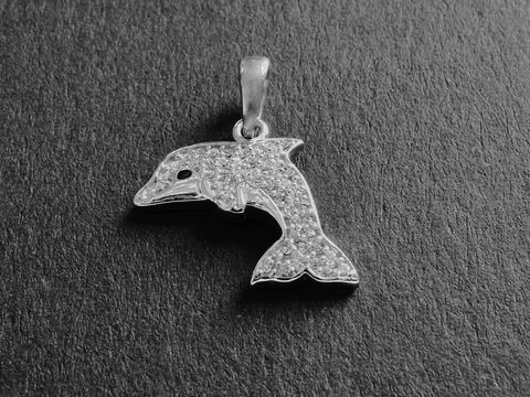 Delfin Silber Anhänger rhodiniert mit funkelnden Zirkonia für Kinder, hergestellt von Juwelier Harnisch, elegante und verspielte Schmuckwahl.