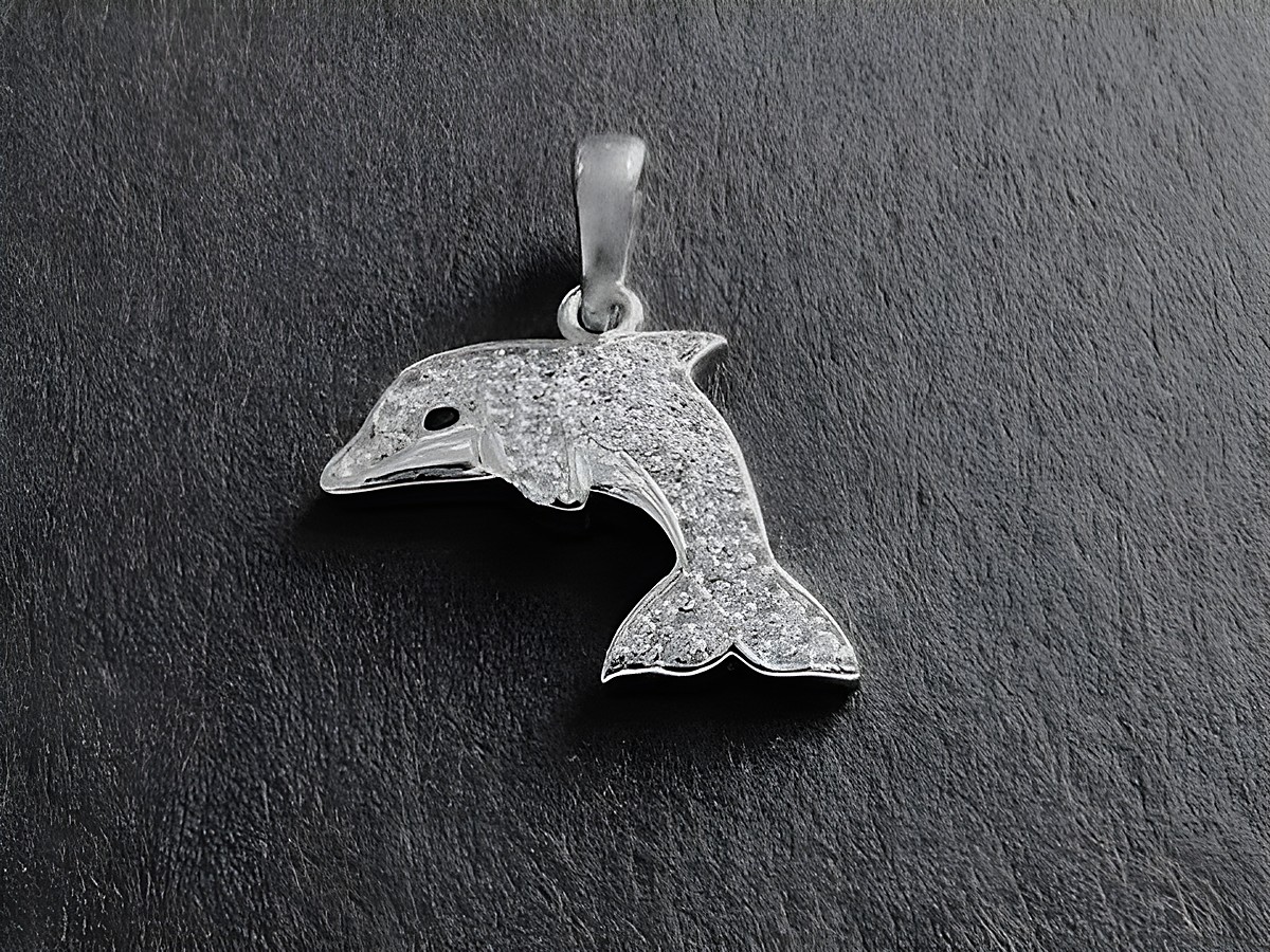 Delfin Silber Anhänger rhodiniert mit funkelnden Zirkonia für Kinder, hergestellt von Juwelier Harnisch, elegante und verspielte Schmuckwahl.
