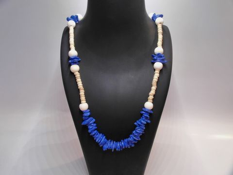 Holzkette im Scheibendesign mit naturbraunen und blauen Elementen, Länge 60 cm, gefertigt von Juwelier Harnisch, idealer Holzschmuck für jeden Anlass.