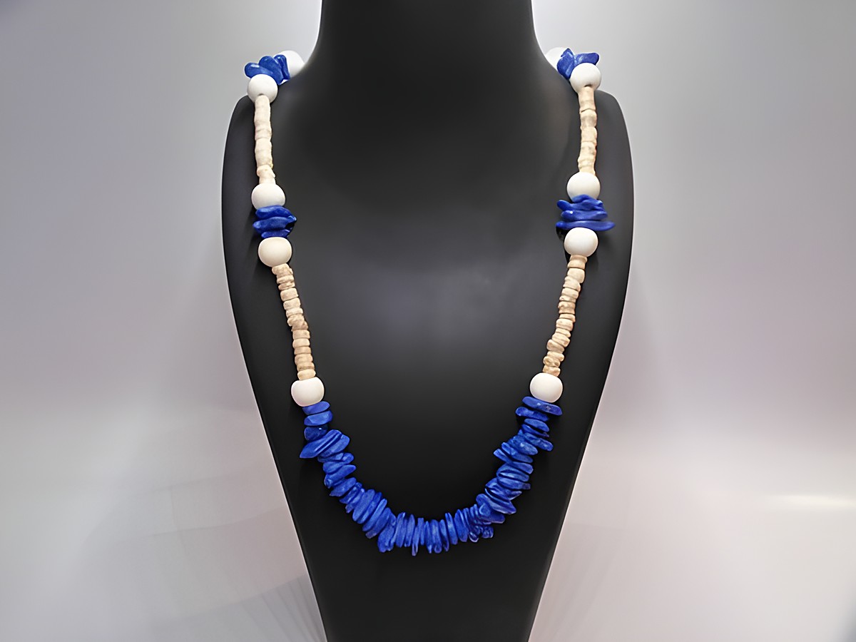 Holzkette im Scheibendesign mit naturbraunen und blauen Elementen, Länge 60 cm, gefertigt von Juwelier Harnisch, idealer Holzschmuck für jeden Anlass.