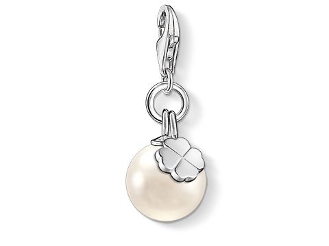 Charm-Anhänger von Thomas Sabo mit einer weißen Perle und einem Silber Kleeblatt, funkelt elegant und ist ein perfektes Schmuckstück für individuelle Styles. Ideal für Anhänger und Armbänder.