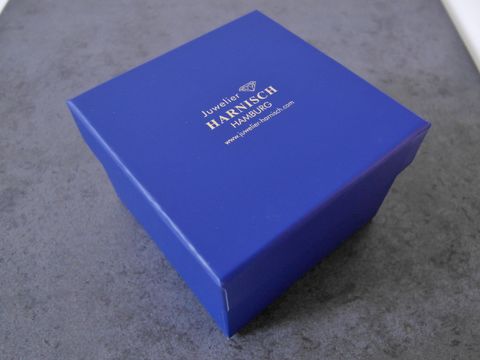 Viereckige Geschenkbox in Blau und Weiß mit den Maßen 85 x 85 x 60 mm vom Hersteller Juwelier Harnisch, ideal für Schmuck und kleine Geschenke.