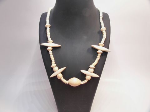 Holzkette in naturbraun aus 25 mm Holzperlen, 60 cm lang, gefertigt vom Juwelier Harnisch. Die Kette zeigt eine ansprechende Kombination aus verschiedenen Holzformen.
