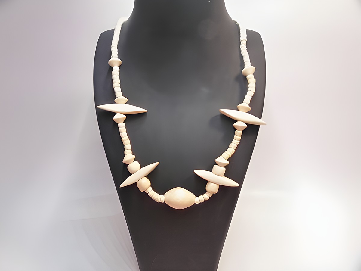 Holzkette in naturbraun aus 25 mm Holzperlen, 60 cm lang, gefertigt vom Juwelier Harnisch. Die Kette zeigt eine ansprechende Kombination aus verschiedenen Holzformen.