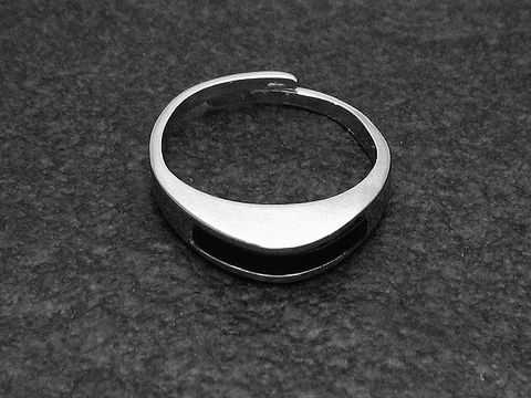 Silberring rho modern, verstellbar, mit schwarzem Onyx Stein, rhodiniert, Hersteller Juwelier Harnisch, elegantes Design für stilvolle Auftritte.