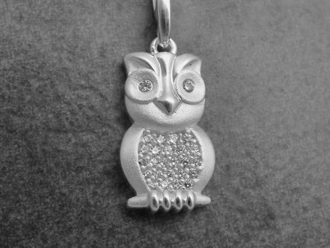 Silber Anhänger Eule mit weissem Zirkonia, traumhaftes Design von Juwelier Harnisch, ideal für Tierliebhaber und Schmuckfans.