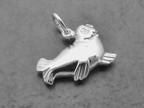 Silber Anhänger in Form einer Robbe, tierisch und detailreich gestaltet, Hersteller: Juwelier Harnisch, ideal für Tierliebhaber und als Schmuckstück geeignet.