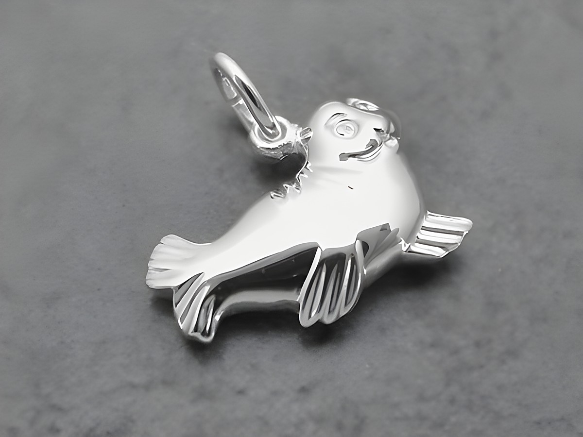 Silber Anhänger in Form einer Robbe, tierisch und detailreich gestaltet, Hersteller: Juwelier Harnisch, ideal für Tierliebhaber und als Schmuckstück geeignet.