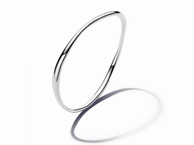 Organisch geformter Armreifen aus Sterling Silber von Pandora mit einer Länge von 17 cm, elegant und schlicht, ideal für jede Gelegenheit.