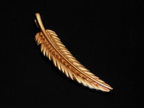 36955-0 Feder Anhänger aus 925 Sterling Silber rosé vergoldet mit detaillierter Blattstruktur, hergestellt von Juwelier Harnisch, vielseitig und ansprechend, für unterschiedliche Tragemöglichkeiten geeignet.