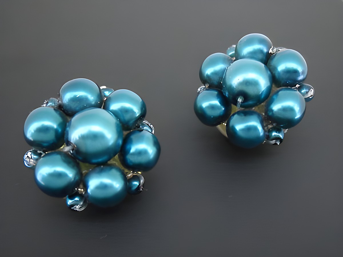Ohrclip in blau mit blumigem Design, goldfarbenes Metall und synthetischen Zuchtperlen, elegant und auffällig, Hersteller Juwelier Harnisch.