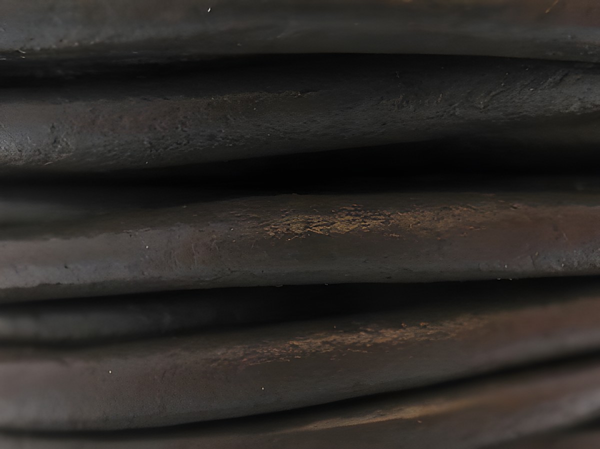 Graubraunes Lederband mit einer Länge von 45 cm und einer Breite von 3 mm, ausgestattet mit einem Edelstahl Bajonett, hergestellt von Juwelier Harnisch.