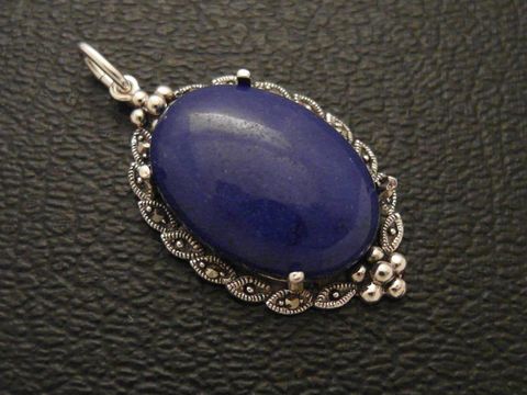 Cabochon Jade in blau als Silber Medaillon Anhänger vom Hersteller Juwelier Harnisch, auffällig gefasst mit kreativem Design und perfekter Verarbeitung, ideal für einen eleganten Look.