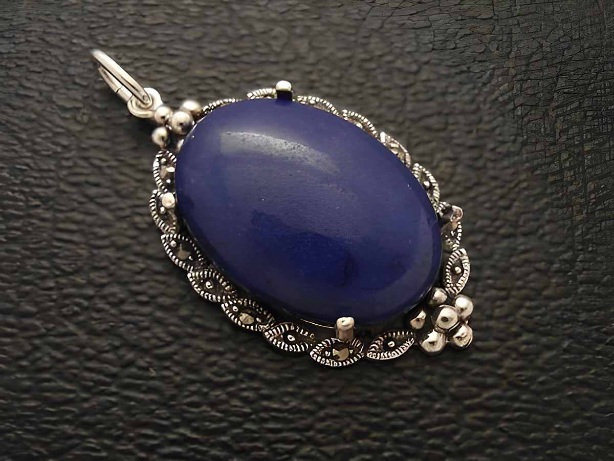 Cabochon Jade in blau als Silber Medaillon Anhänger vom Hersteller Juwelier Harnisch, auffällig gefasst mit kreativem Design und perfekter Verarbeitung, ideal für einen eleganten Look.