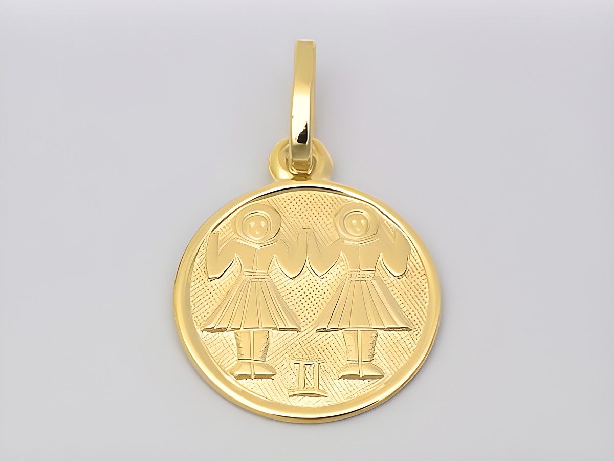 Zwillings-Anhänger aus poliertem Gold mit einem Durchmesser von 14 mm, gefertigt von Juwelier Harnisch, mit einer feinen Darstellung der Zwillingssymbole.