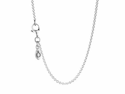Verstellbare Halskette von PANDORA aus Sterling Silber, Modellnummer 590412-45, mit feiner Kettengliederung und Karabinerverschluss, elegantes Design für vielseitiges Tragen.