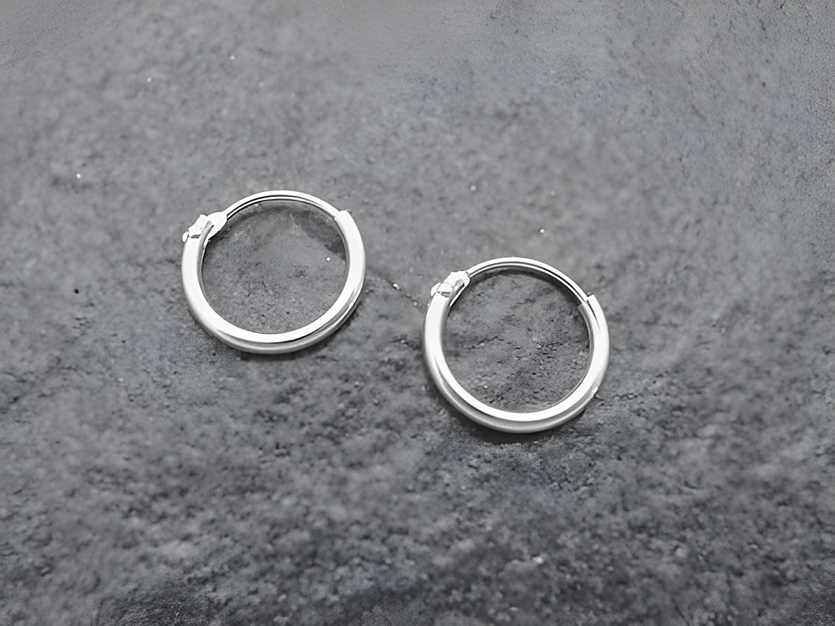 Silber Creolen 0,9 cm aus Sterling Silber mit einer Stärken von 1,3 mm, gefertigt vom Juwelier Harnisch, bis 15 mm, elegant und schlicht im Design, ideal für jeden Anlass.