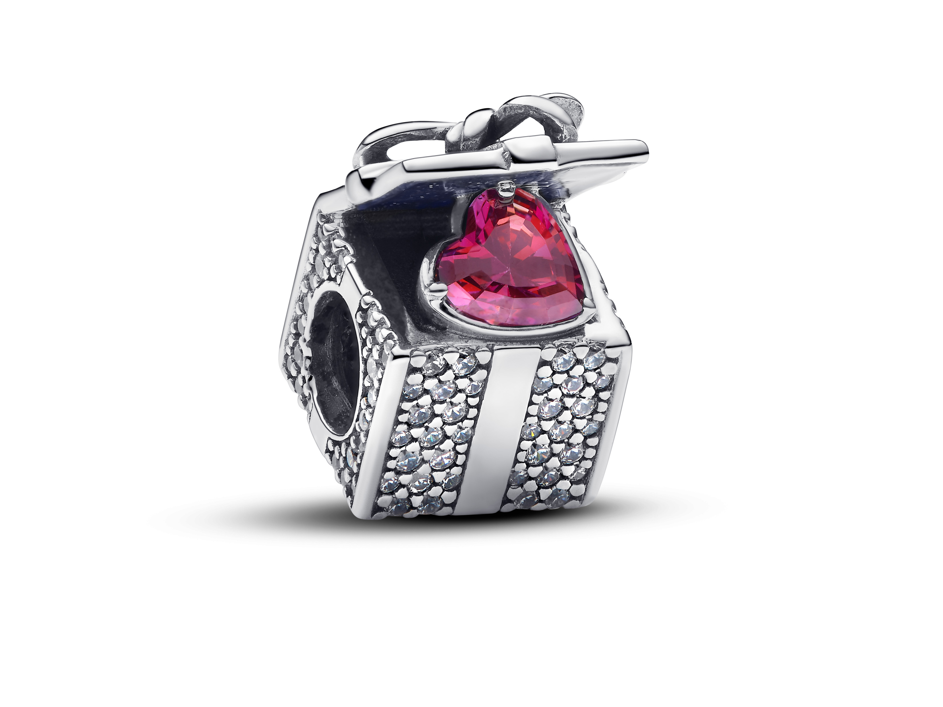 Pandora charm 793603C01 Geschenkbox aus Silber mit klarem und rotem Zirkonia sowie Emaille, filigrane Details und herzförmiger Stein, ideal als Geschenk für besondere Anlässe.