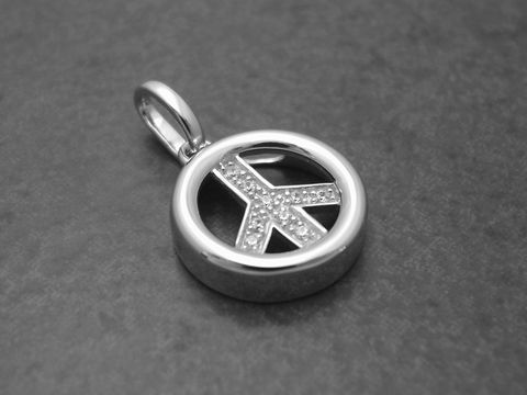 Der Peace Sterling Silber Anhänger mit Zirkonia zeigt ein stilisiertes Friedenssymbol in einem kreisförmigen Rahmen, elegant und funkelnd, ideal für persönliche Akzente.