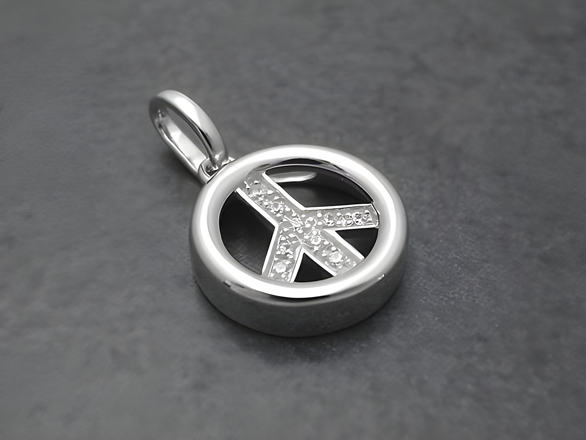 Der Peace Sterling Silber Anhänger mit Zirkonia zeigt ein stilisiertes Friedenssymbol in einem kreisförmigen Rahmen, elegant und funkelnd, ideal für persönliche Akzente.