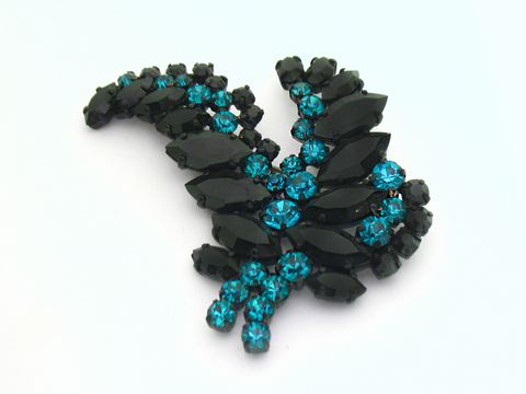 Strass Brosche in Türkis und Schwarz in Form einer Blume, gefasst, Hersteller Juwelier Harnisch, verziert mit schwarzen und türkisfarbenen Strasssteinen.