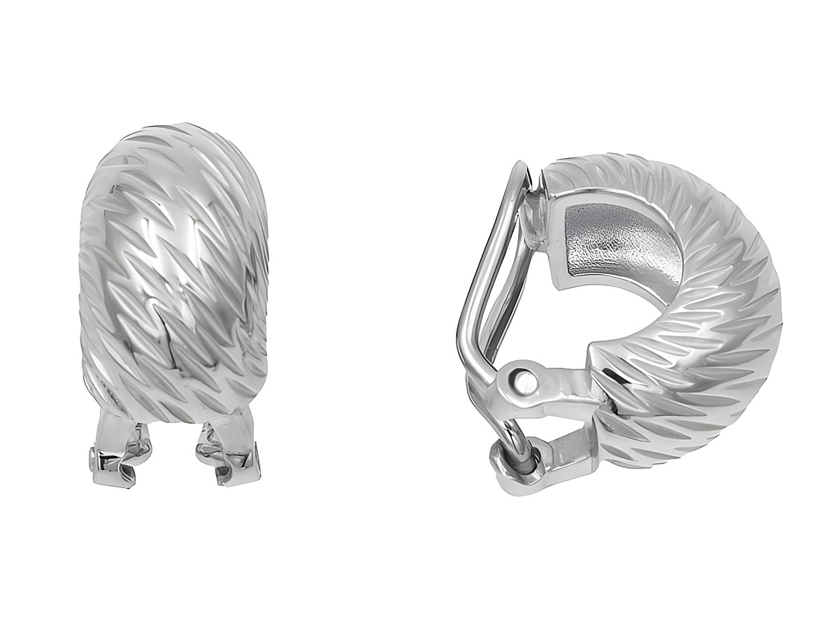 Ohrclips aus teilmattiertem, rhodiniertem Sterling Silber mit elegantem Design und geschwungener Oberflächenstruktur, Hersteller Juwelier Harnisch, ideal für jeden Anlass.