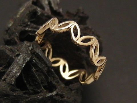 Nostalgischer Goldring aus Gold 333 in Größe 55, Hersteller Juwelier Harnisch, geeignet bis Größe 56/18 mit eleganter, geschwungener Musterung auf schwarzem Hintergrund.