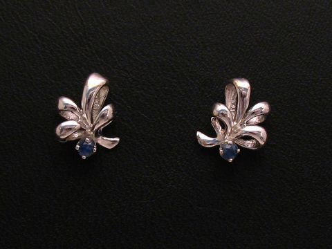 42478-0 Ohrringe Blatt aus Weißgold mit verschlungenem Design und Saphiren, Hersteller Juwelier Harnisch, elegante Schmuckstücke für besondere Anlässe.