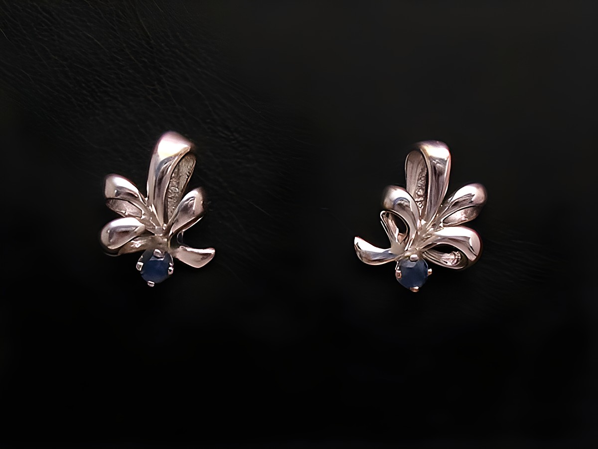 Ohrringe Blatt aus Weißgold mit verschlungenem Design und Saphiren, Hersteller Juwelier Harnisch, elegante Schmuckstücke für besondere Anlässe.